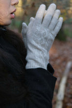 Load image into Gallery viewer, Oats & Rice Cashmere Cable Gloves | Cream