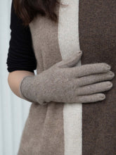 Load image into Gallery viewer, Oats & Rice Rolled Edge Cashmere Gloves | Brown
