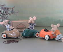 Load image into Gallery viewer, Maileg Mouse Car - Dark Green
