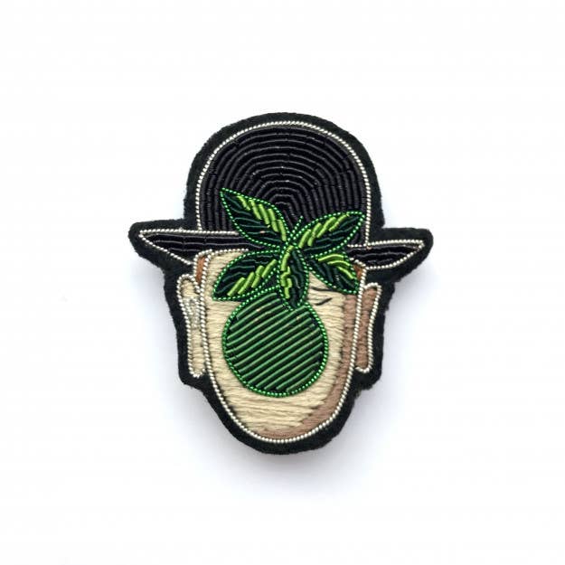 Macon & Lesquoy - Hand embroidered brooch - Apple Face