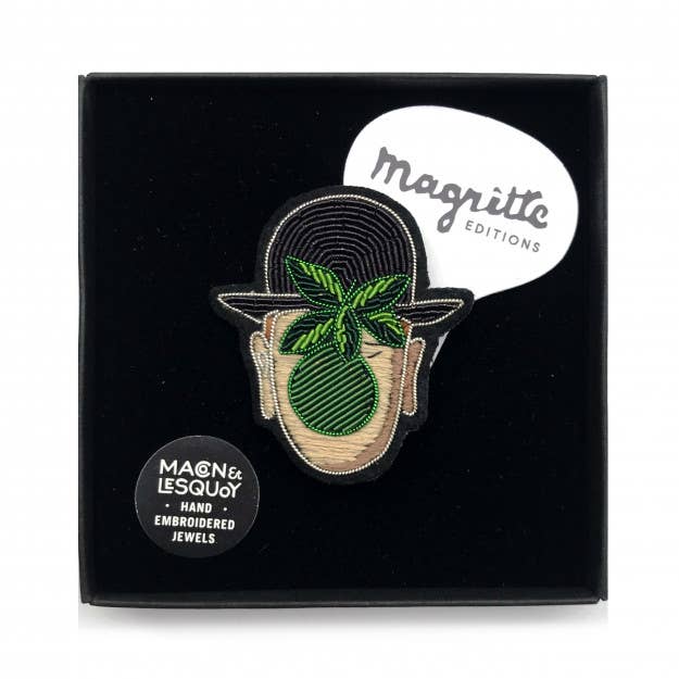 Macon & Lesquoy - Hand embroidered brooch - Apple Face