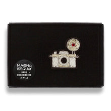 Load image into Gallery viewer, Macon &amp; Lesquoy - Brooch - Silver Camera

