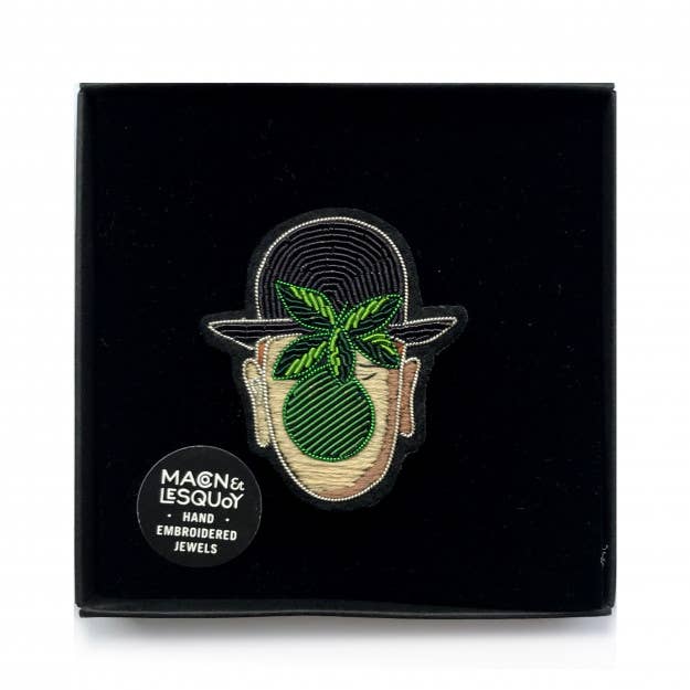 Macon & Lesquoy - Hand embroidered brooch - Apple Face