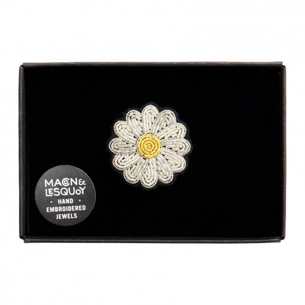 Macon & Lesquoy - Hand embroidered brooch - Mini Daisy