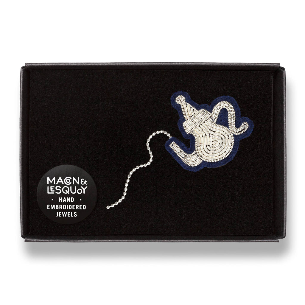 Macon & Lesquoy - Hand embroidered brooch - Teapot