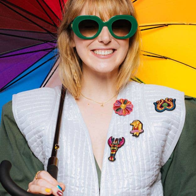 Macon & Lesquoy - Hand embroidered brooch - Funky Daisy