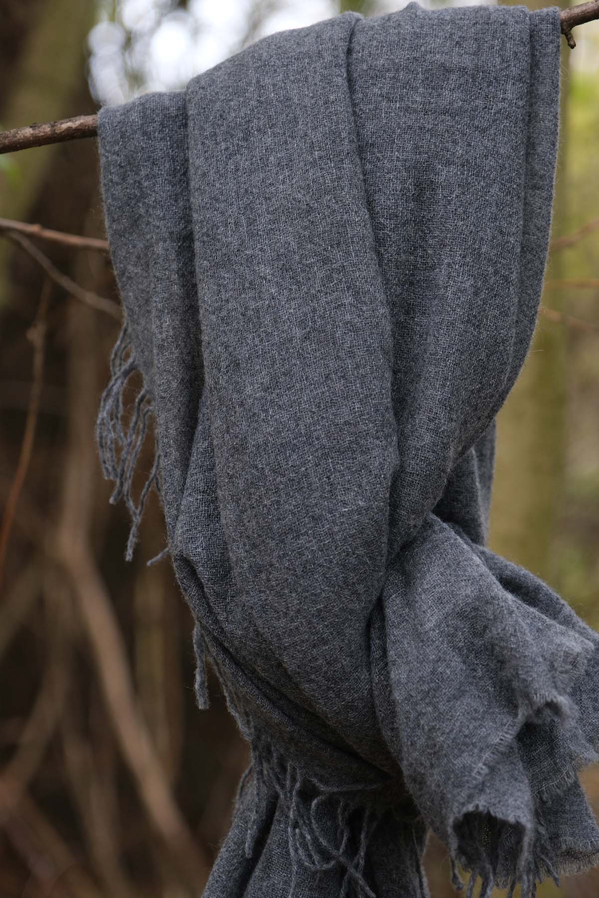 Oats & Rice Airy Cashmere Wrap | Charcoal