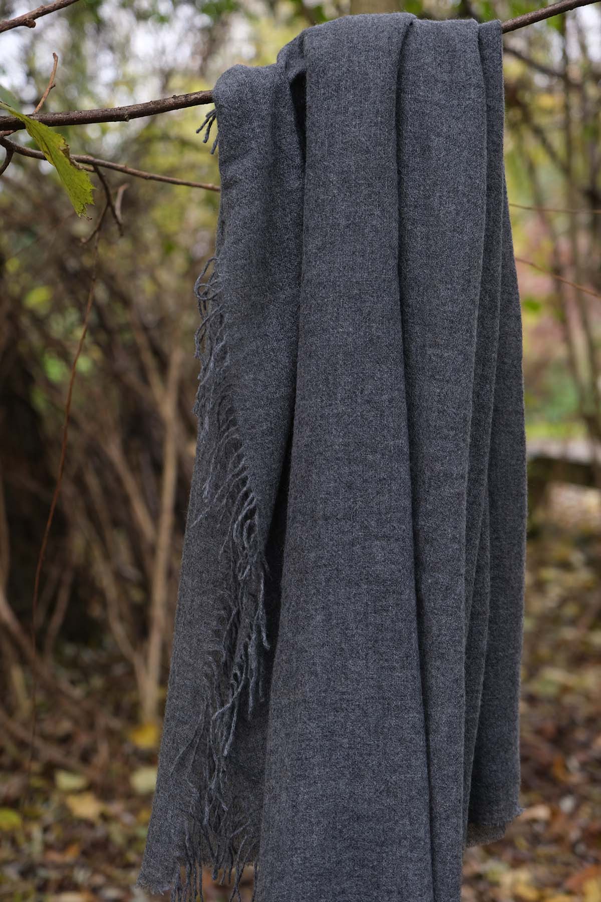 Oats & Rice Airy Cashmere Wrap | Charcoal