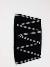 Load image into Gallery viewer, Oats &amp; Rice Bronte Spindle-shaped Cashmere Scarf | Black
