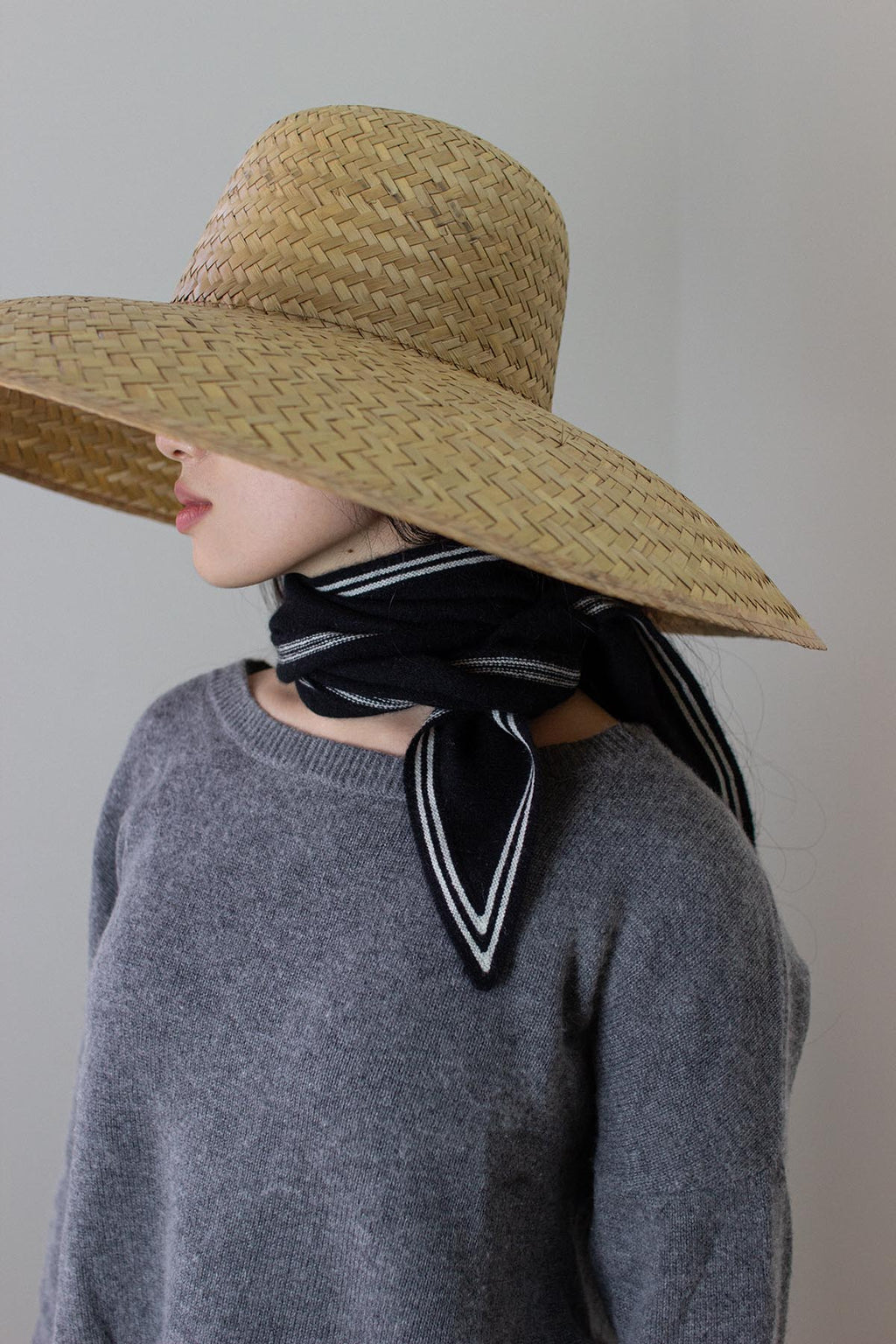 Oats & Rice Bronte Spindle-shaped Cashmere Scarf | Black