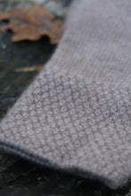 Load image into Gallery viewer, Oats &amp; Rice Crochet Cashmere Gloves | Brown
