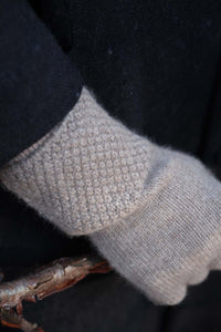 Oats & Rice Cashmere Crochet Gloves | Brown