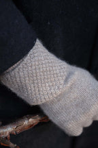 Oats & Rice Crochet Cashmere Gloves | Brown