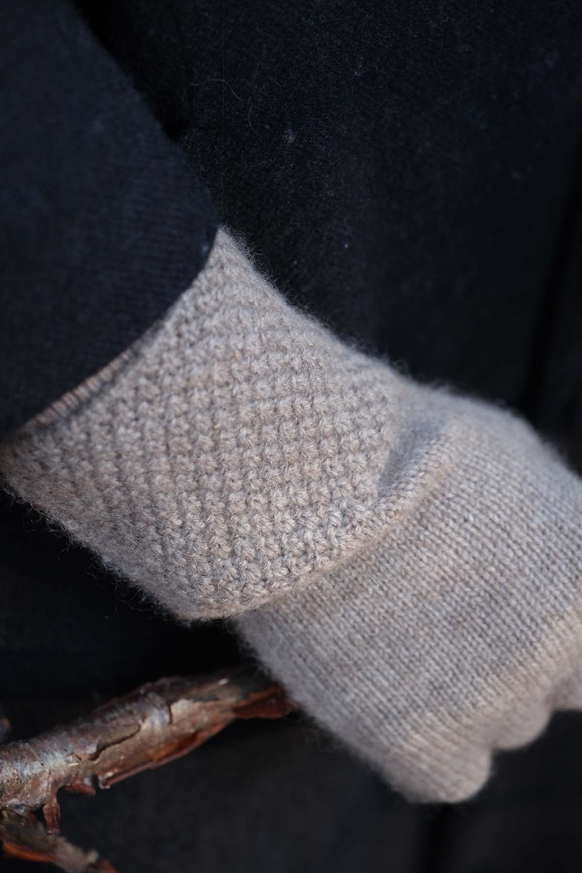 Oats & Rice Crochet Cashmere Gloves | Brown
