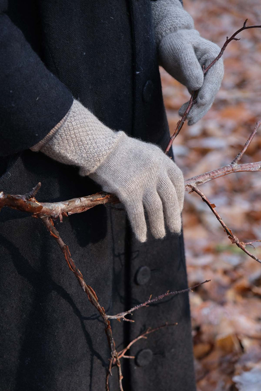 Oats & Rice Cashmere Crochet Gloves | Brown