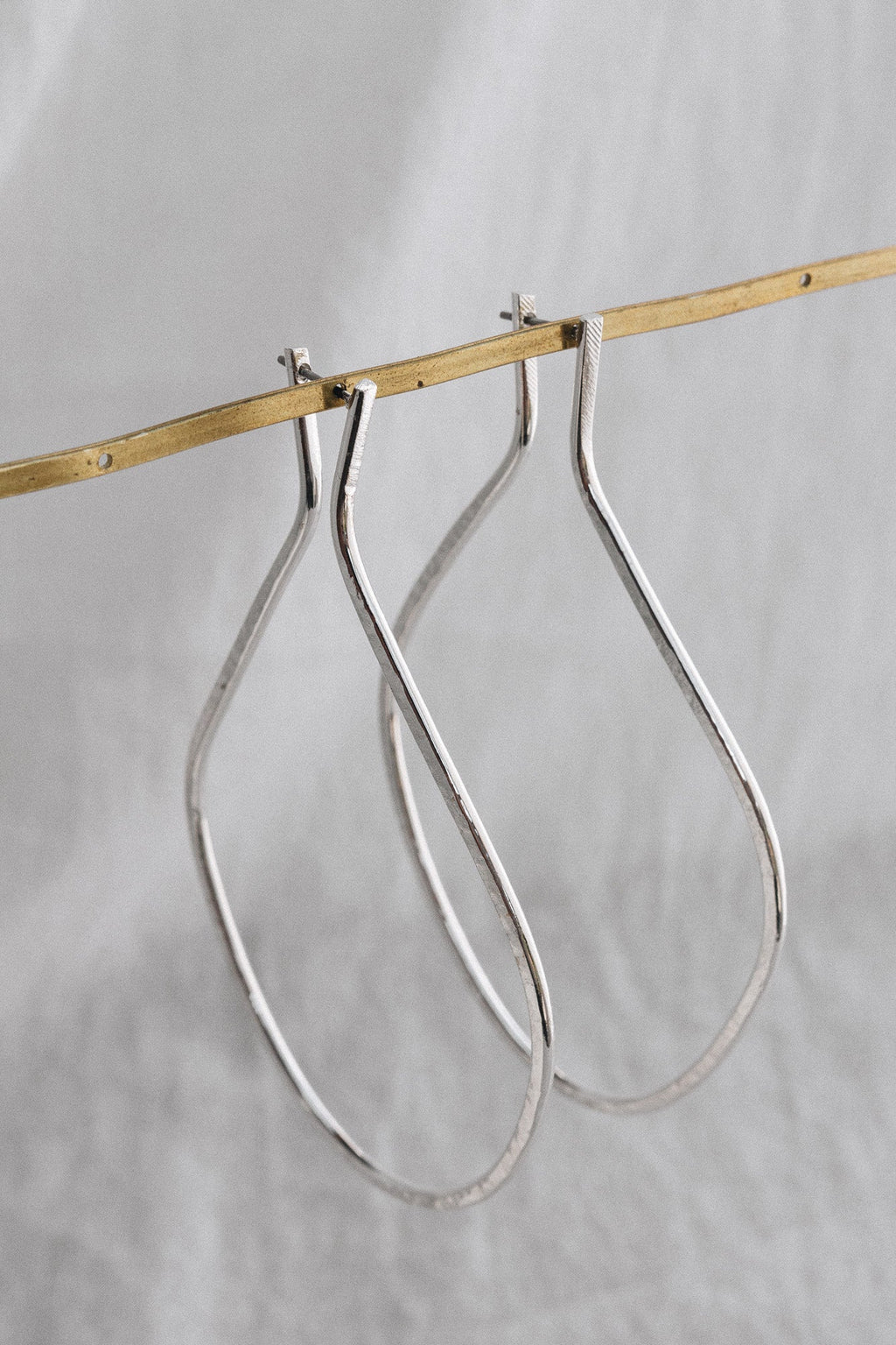 CÂPÂ Vase Hoop Earrings - Silver