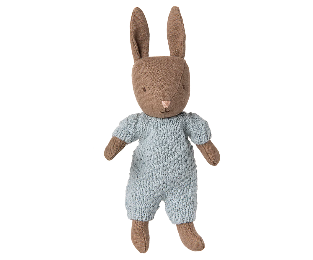 Maileg - Rabbit, Micro - Brown/Blue Knitted Suit