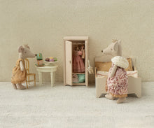 Load image into Gallery viewer, Maileg Queen Mouse - Mum
