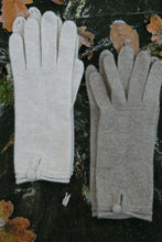 Load image into Gallery viewer, Oats &amp; Rice Cashmere Button Gloves | Cream
