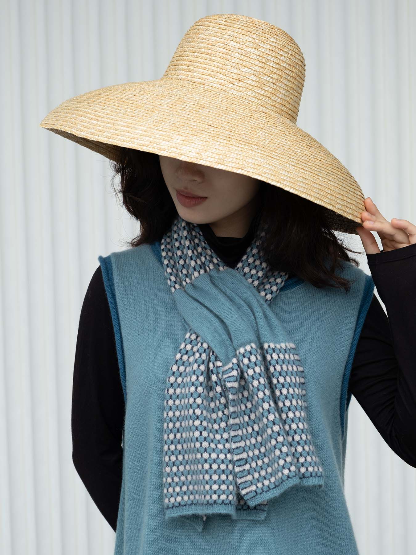 Oats & Rice Coral Keyhole Cashmere Scarf | Blue