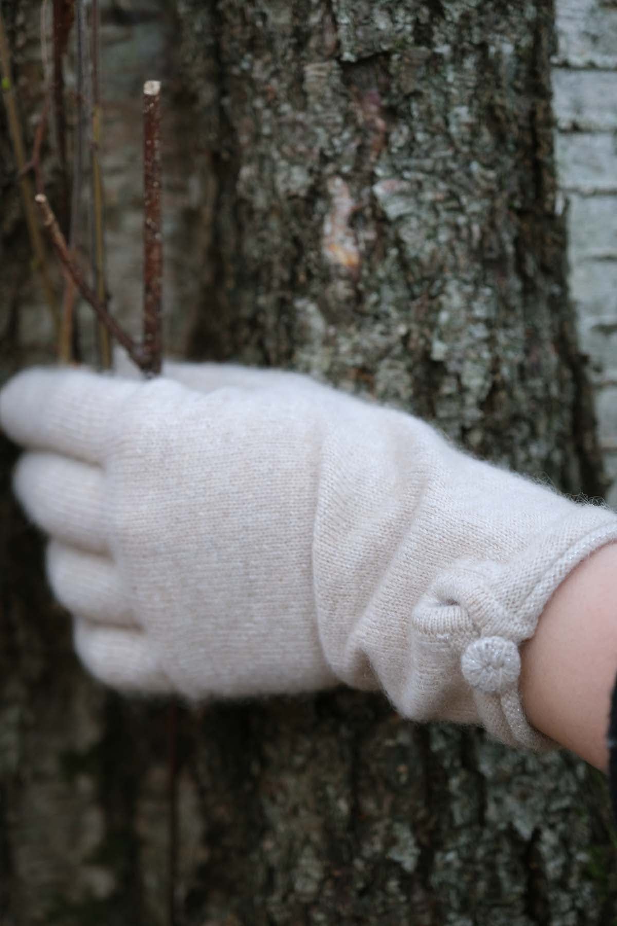 Oats & Rice Cashmere Button Gloves | Cream