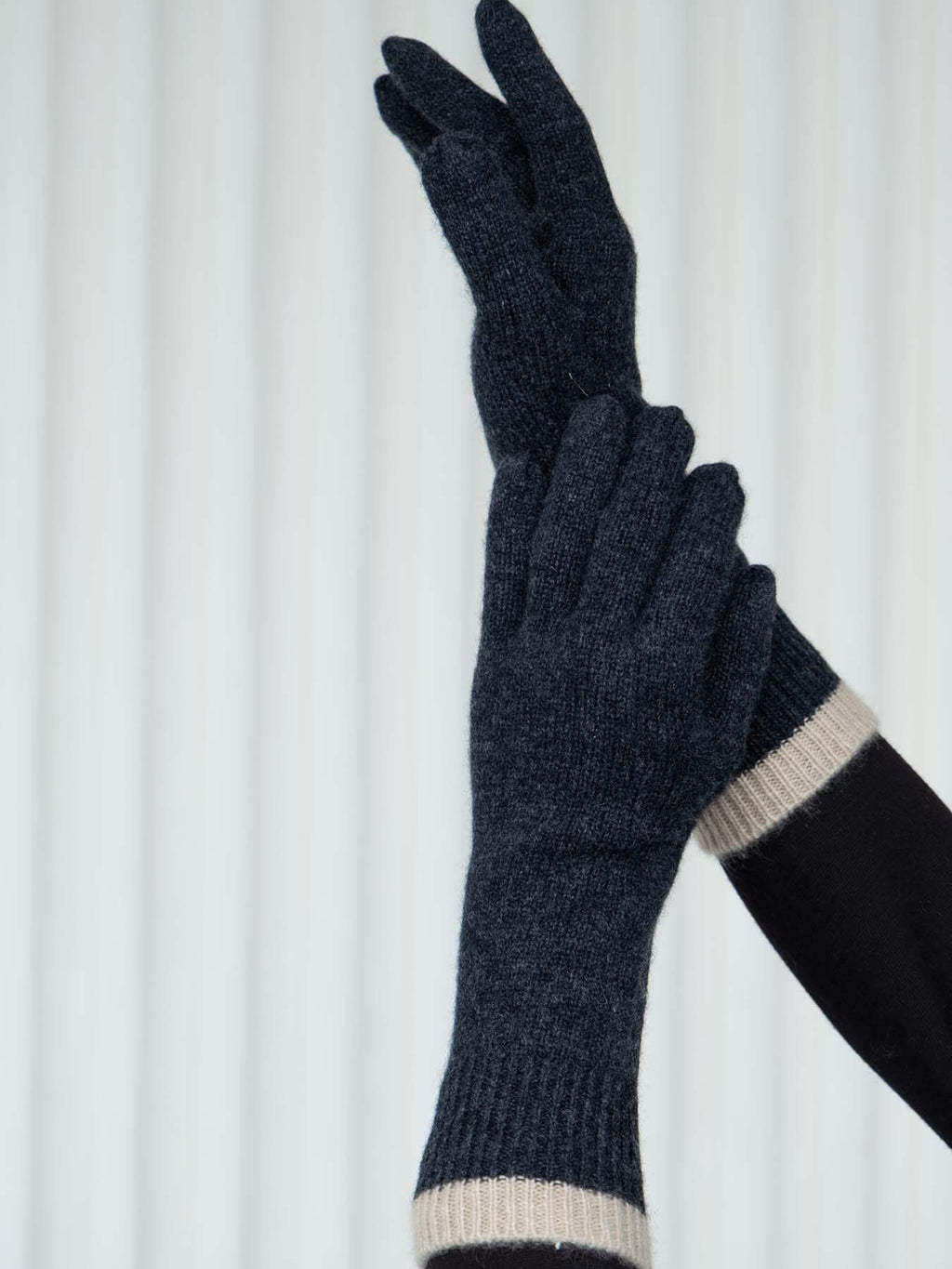 Oats & Rice Cuffed Cashmere Gloves | Charcoal