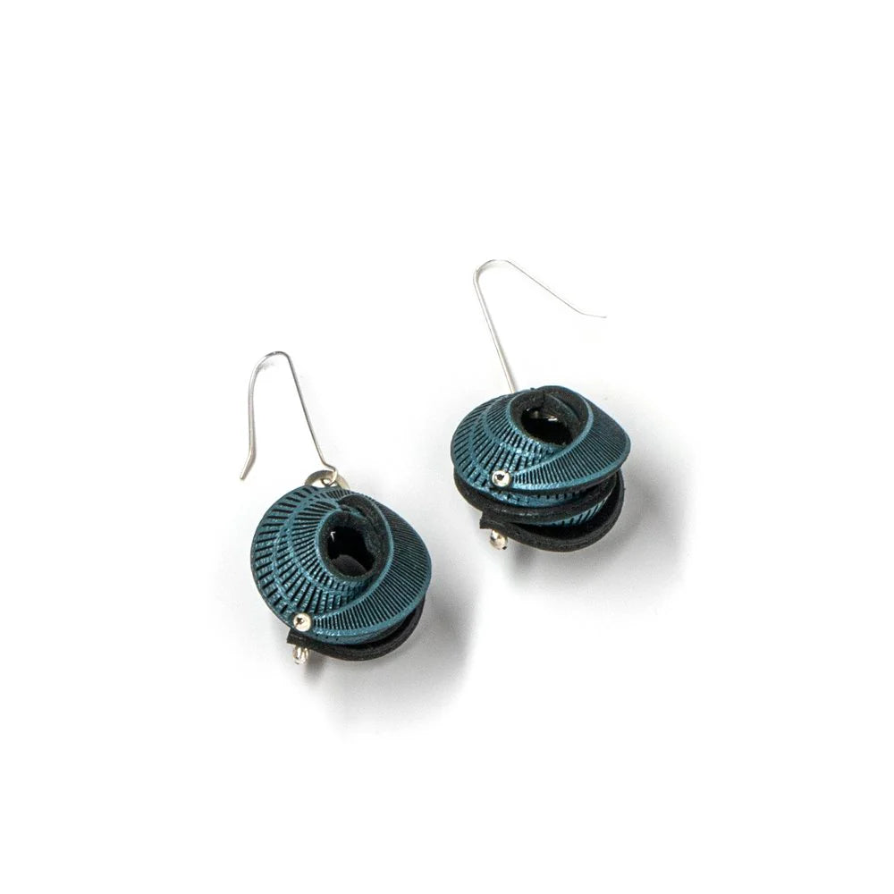 Oropopo Barnacle Bebe Earrings | Silver