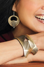 Load image into Gallery viewer, Oropopo Vla Earrings | Silver

