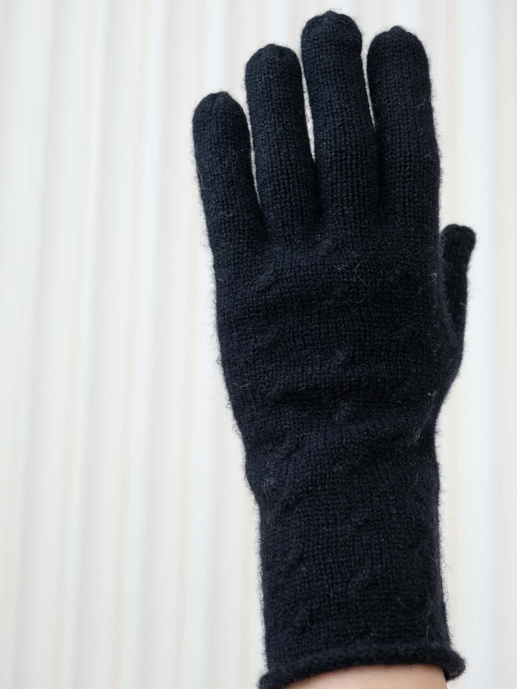 Oats & Rice Rolled Edge Cashmere Gloves | Black