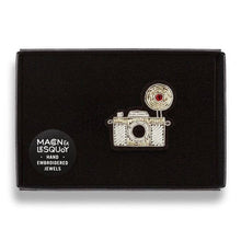 Load image into Gallery viewer, Macon &amp; Lesquoy - Brooch - Silver Camera
