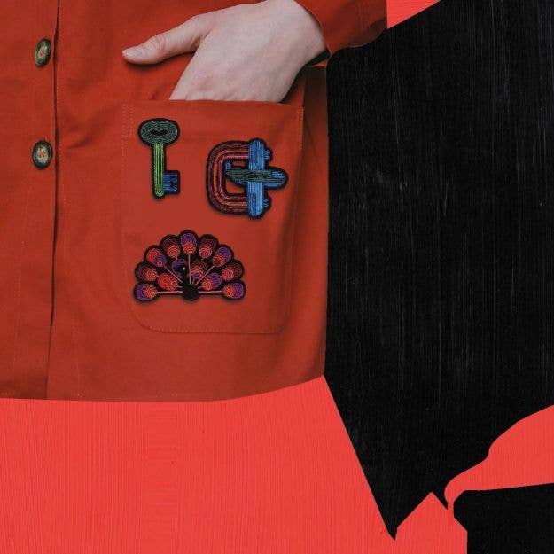 Macon & Lesquoy - Hand embroidered brooch - Peacock